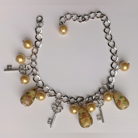 NWOT, Charm Bracelet, Unknown Artist, Glass Floral Beads w/ Keys and Faux Pearl - Picture 4 of 9
